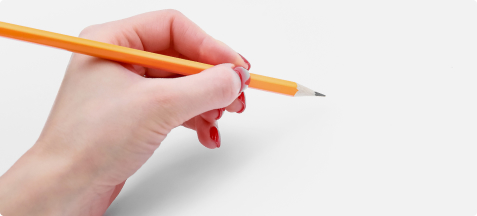 mano sujetando un lápiz